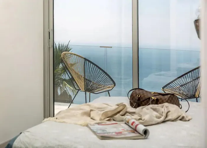 Casa vacanze Sea-view For 8 Guests With Heated Pool