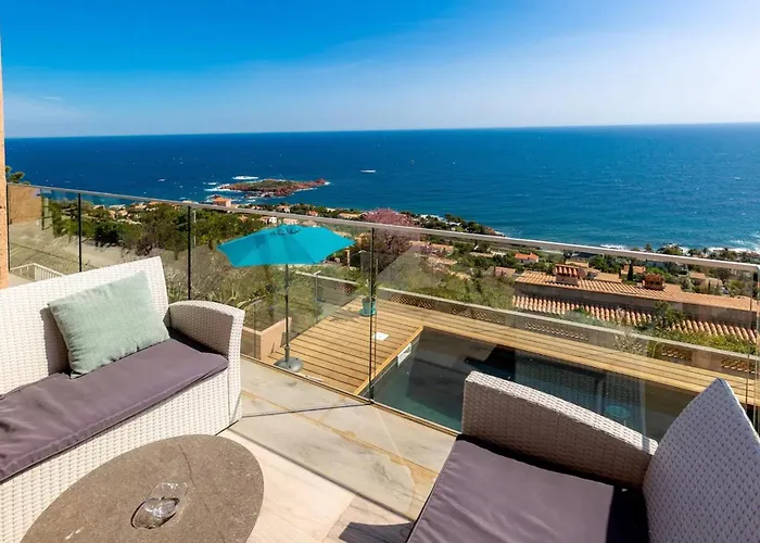 Casa vacanze Sea-view For 8 Guests With Heated Pool