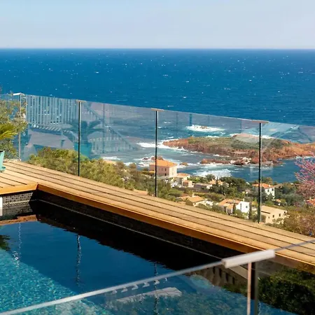 Hébergement de vacances Sea-view For 8 Guests With Heated Pool