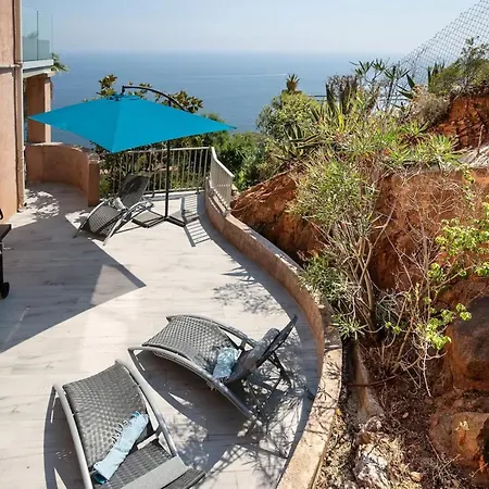 Hébergement de vacances Sea-view For 8 Guests With Heated Pool *