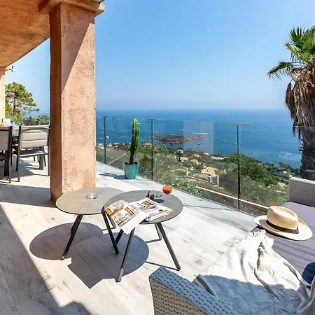 Hébergement de vacances Sea-view For 8 Guests With Heated Pool